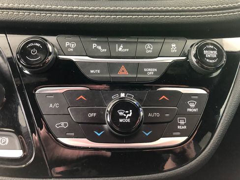 Used 2023 Chrysler Pacifica Touring-L w/ S Appearance Package FWD image 25