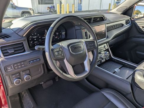 Used 2024 GMC Yukon XL Denali image 13