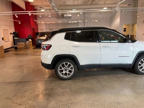 Used 2025 Jeep Compass Limited image 15