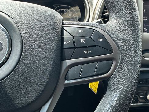 Used 2019 Jeep Cherokee Latitude w/ Popular Appearance Group AWD/4WD image 44