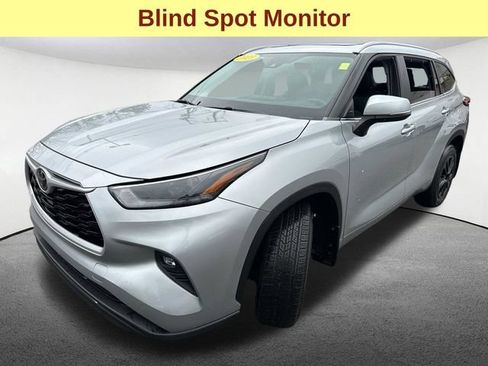 Used 2023 Toyota Highlander XLE AWD/4WD image 5
