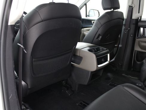 Used 2025 Kia Carnival FWD image 16
