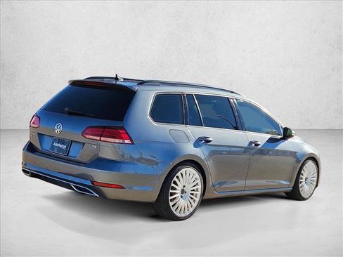 Used 2018 Volkswagen Golf SE image 5