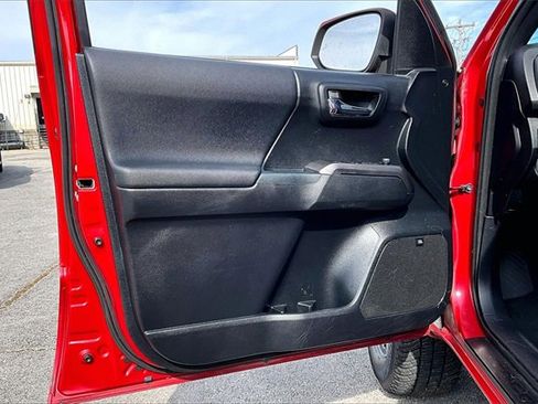 Used 2017 Toyota Tacoma TRD Sport image 17