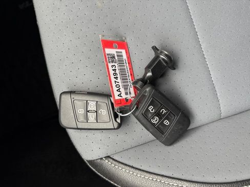 Used 2025 Volkswagen Jetta SE FWD image 17