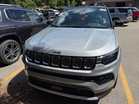 Used 2025 Jeep Compass Limited AWD/4WD image 6