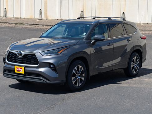Used 2021 Toyota Highlander XLE AWD/4WD image 3