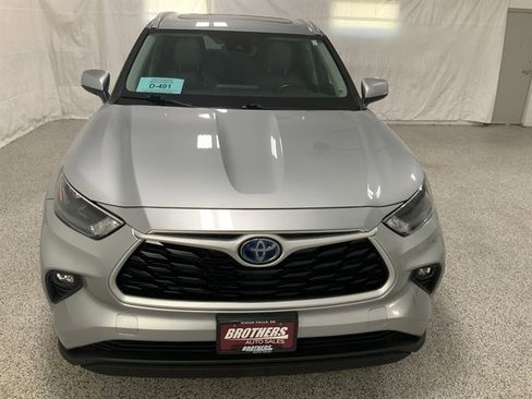 Used 2022 Toyota Highlander XLE image 3
