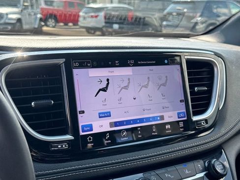 Used 2025 Chrysler Pacifica Limited FWD image 27
