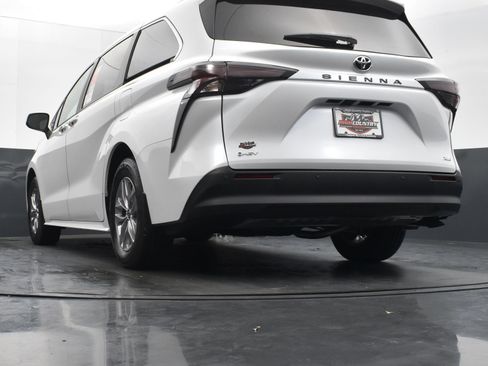 Used 2026 Toyota Sienna XLE FWD image 38