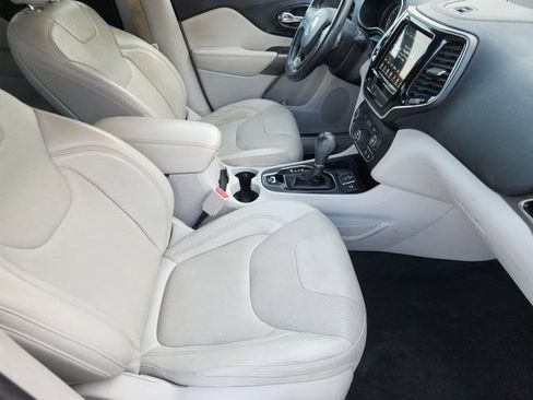 Used 2019 Jeep Cherokee Limited FWD image 12