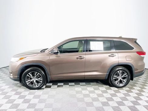 Used 2017 Toyota Highlander Plus AWD/4WD image 5