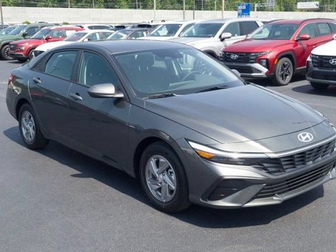 New 2026 Hyundai Elantra SE FWD image 3
