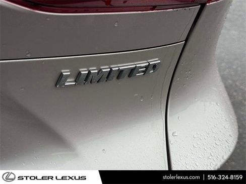 Used 2023 Toyota Venza Limited image 13