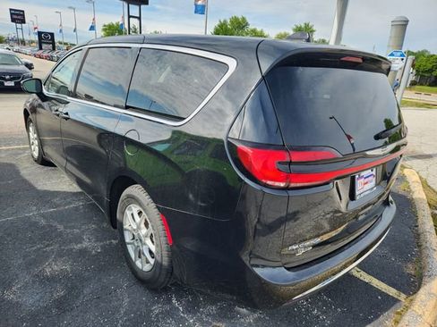 Used 2023 Chrysler Pacifica Touring-L FWD image 3