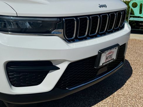 Used 2023 Jeep Grand Cherokee Laredo RWD image 2