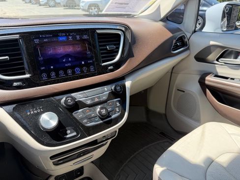 Used 2017 Chrysler Pacifica Touring-L Plus FWD image 20