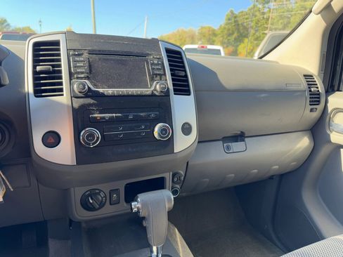 Used 2018 Nissan Frontier SV AWD/4WD image 19