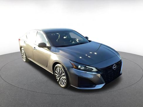 Used 2025 Nissan Altima 2.5 SV image 3