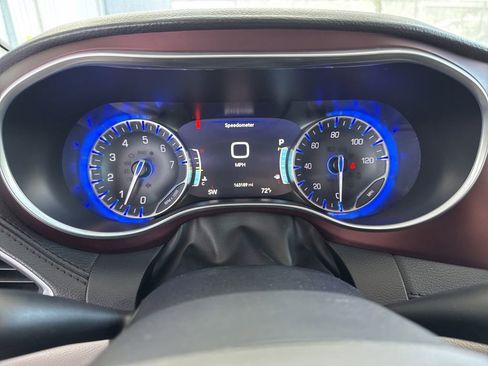 Used 2017 Chrysler Pacifica Limited image 24