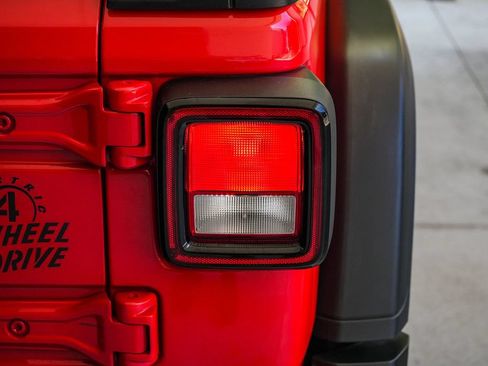 Used 2024 Jeep Wrangler Unlimited AWD/4WD image 7