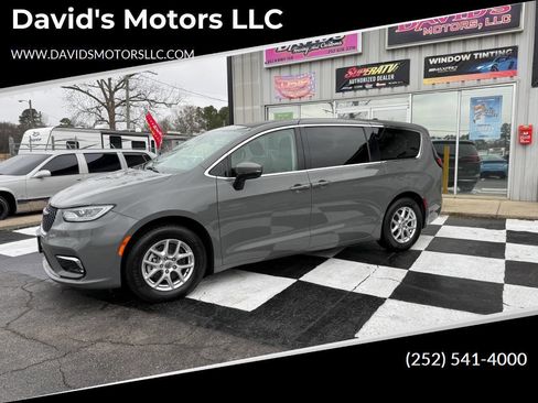 Used 2023 Chrysler Pacifica Touring-L image 1