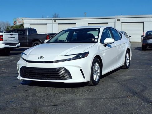 Used 2025 Toyota Camry LE image 2