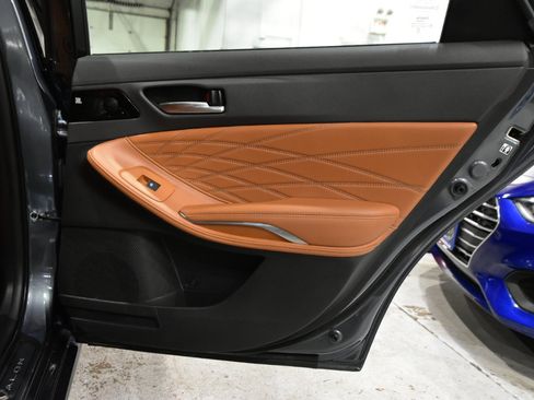 Used 2019 Toyota Avalon Limited image 45