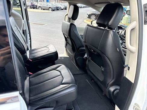 Used 2024 Chrysler Pacifica Touring-L image 14