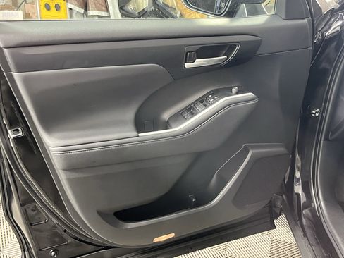 Used 2023 Toyota Highlander L image 16