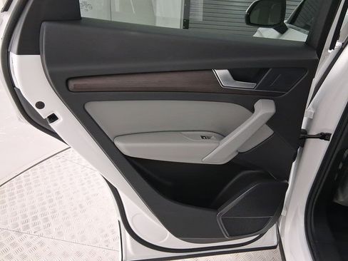 Used 2022 Audi Q5 e Premium w/ Convenience Package image 25