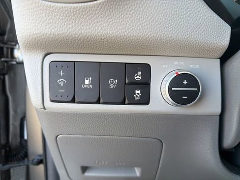 Used 2018 Kia Soul EV + w/ Sun & Fun Package image 22