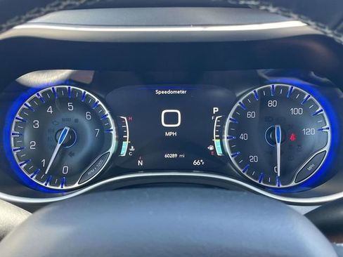 Used 2024 Chrysler Pacifica Touring-L FWD image 33