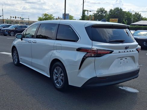 Used 2021 Toyota Sienna XLE AWD/4WD image 4