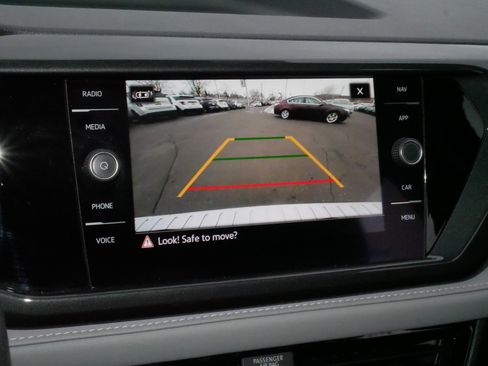 Certified 2022 Volkswagen Taos SEL image 31