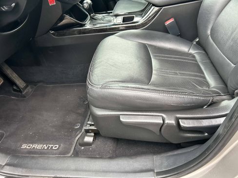 Used 2015 Kia Sorento LX image 19