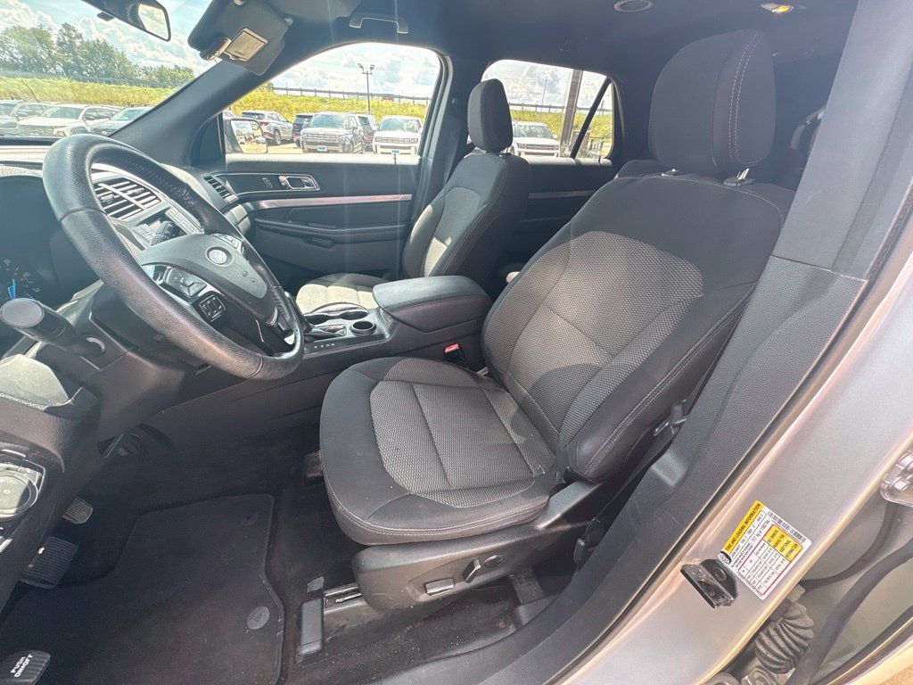 Used 2018 Ford Explorer XLT FWD image 3