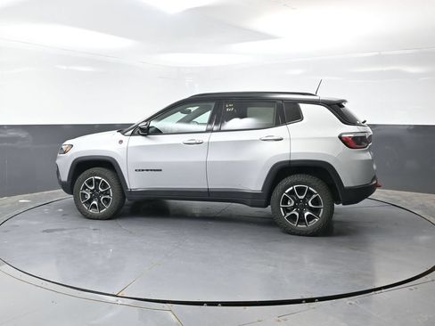 Used 2025 Jeep Compass Trailhawk AWD/4WD image 10