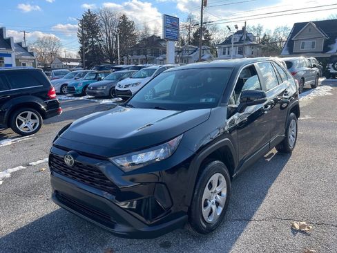 Used 2022 Toyota RAV4 LE image 2
