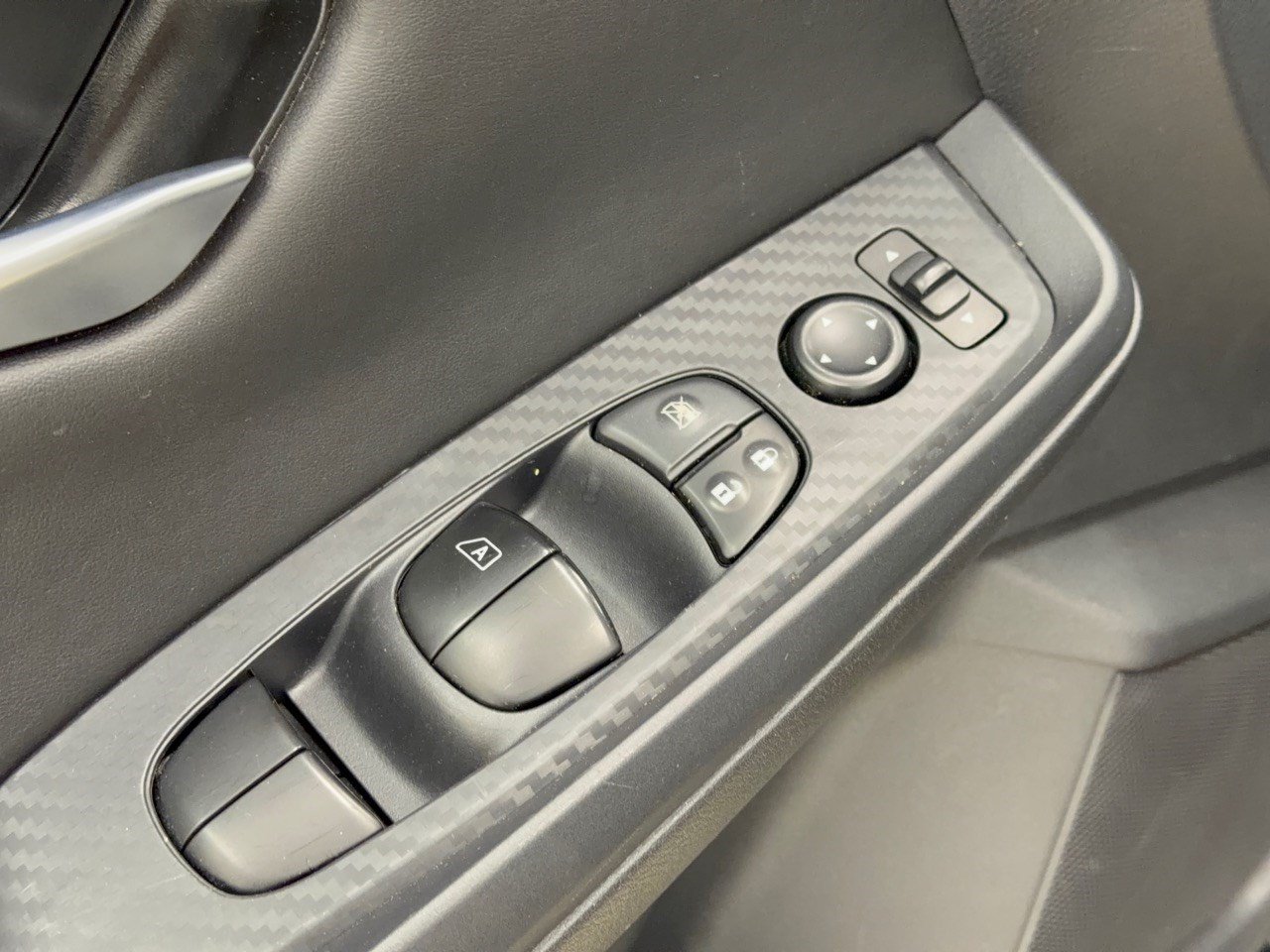 Used 2025 Nissan Sentra SV FWD image 15