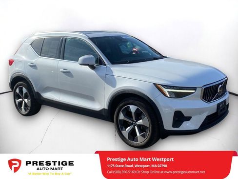 Used 2023 Volvo XC40 B5 Plus image 1