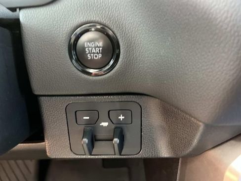 Used 2025 Toyota Tundra Limited AWD/4WD image 35