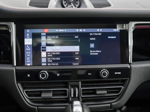 Certified 2025 Porsche Macan image 23