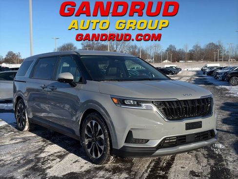 Used 2024 Kia Carnival EX image 1