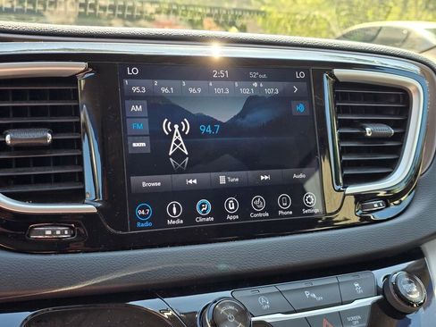 Used 2018 Chrysler Pacifica Touring-L w/ Premium Audio Group FWD image 21