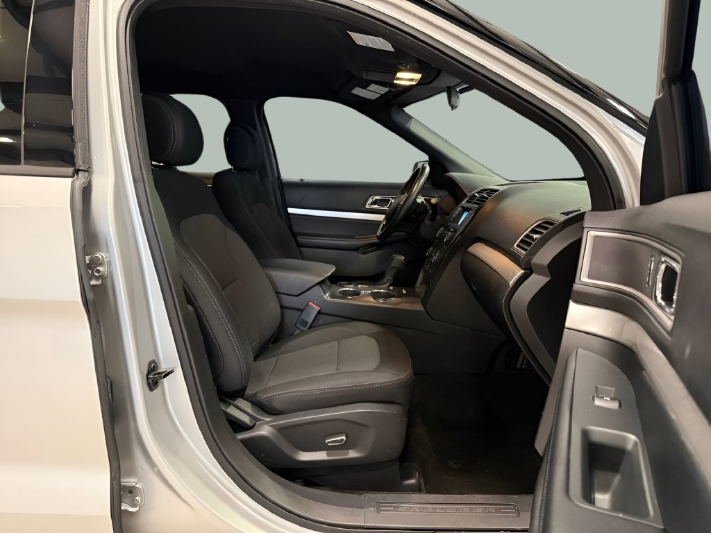 Used 2017 Ford Explorer XLT FWD image 30