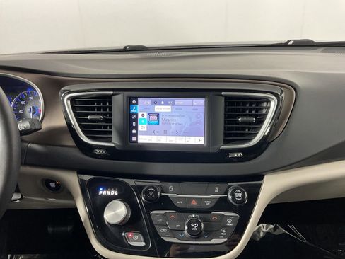 Used 2022 Chrysler Voyager LX image 14