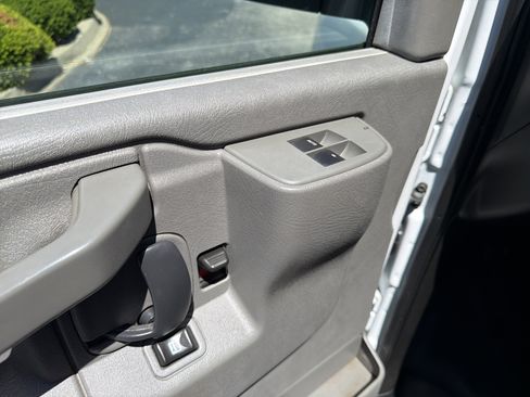 Used 2018 Chevrolet Express 2500 Extended RWD image 11