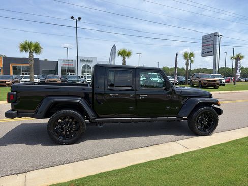 Used 2025 Jeep Gladiator Sport AWD/4WD image 3