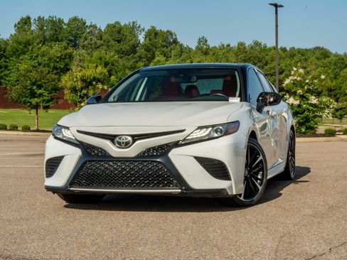 Used 2019 Toyota Camry XSE FWD image 1